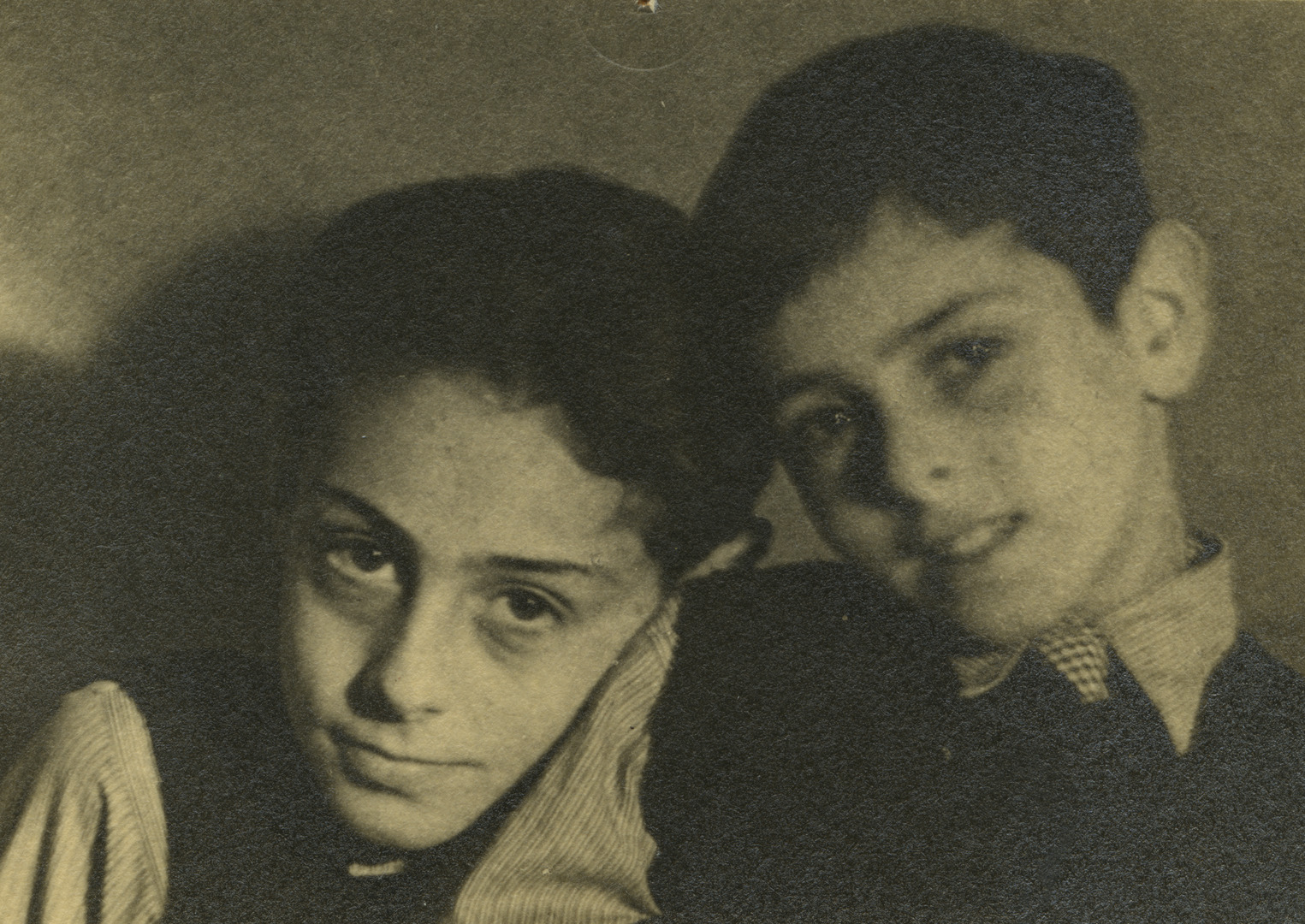 Foto van Stephan Elias (links) met zijn broer Bernd Elias (rechts), Bazel, december 1934.