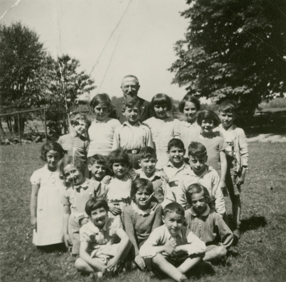 Leerlingen van de Israelitische Elementarschule, Osnabrück, 1936. Achterste rij, derde van rechts staat Trude Leeser. Helemaal rechts, zelfde rij staat Peter van Pels.