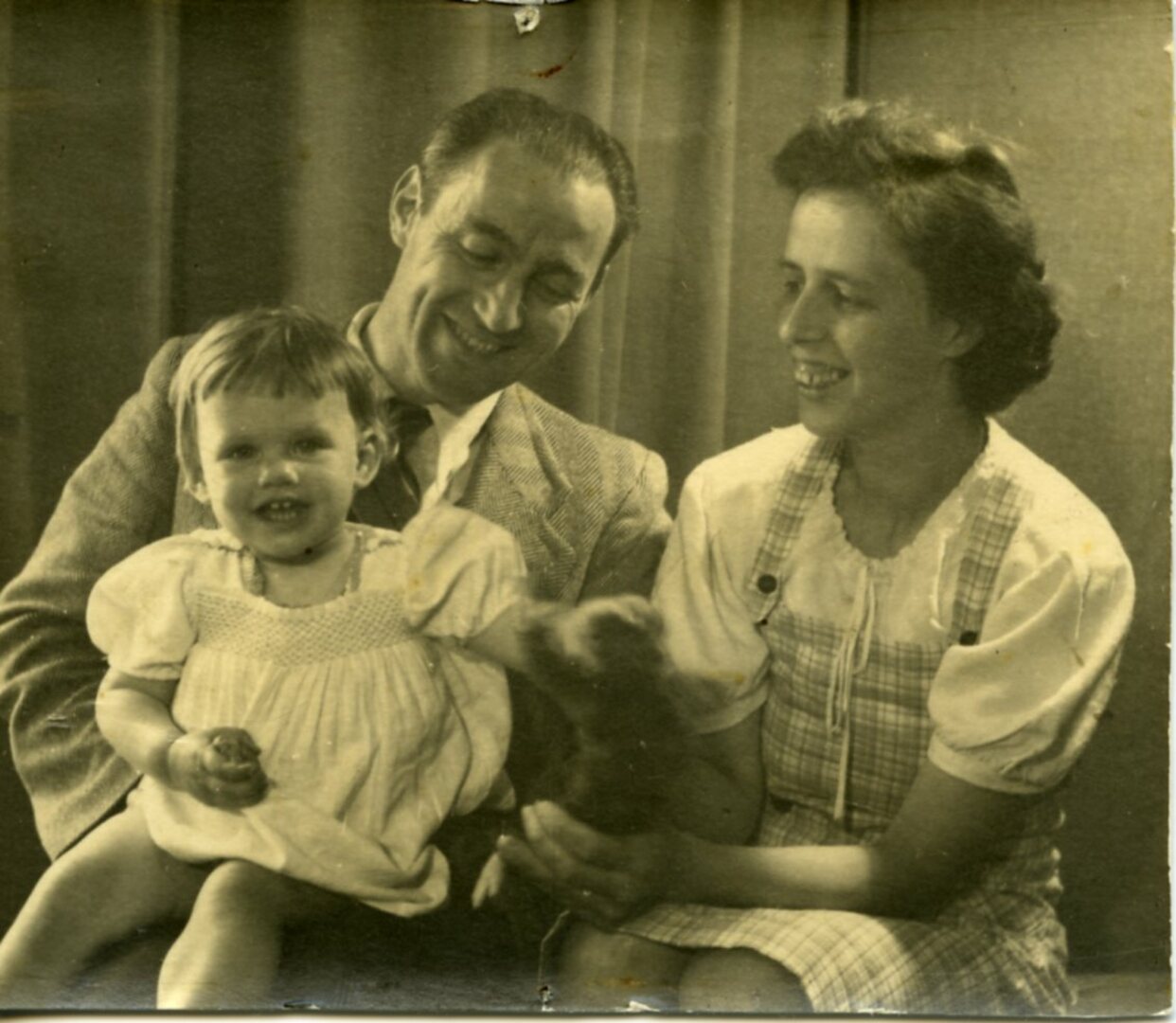 Ab en Isa Cauvern met hun dochtertje Ruth, rond 1944