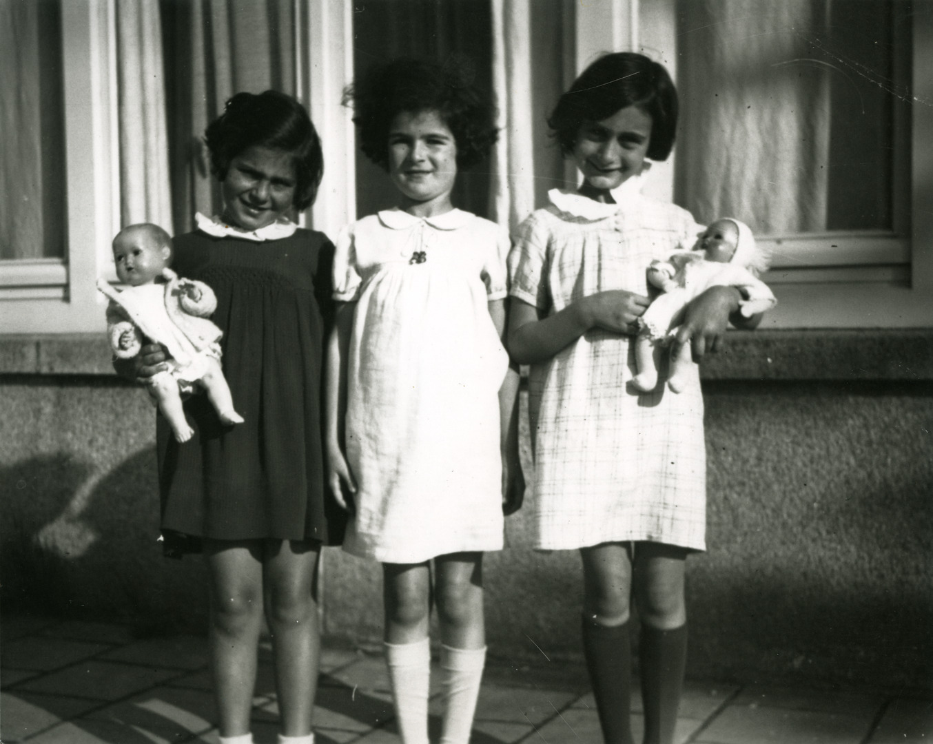 Foto van Eva Goldberg, Sanne Ledermann en Anne Frank, Merwedeplein, Amsterdam, 1936