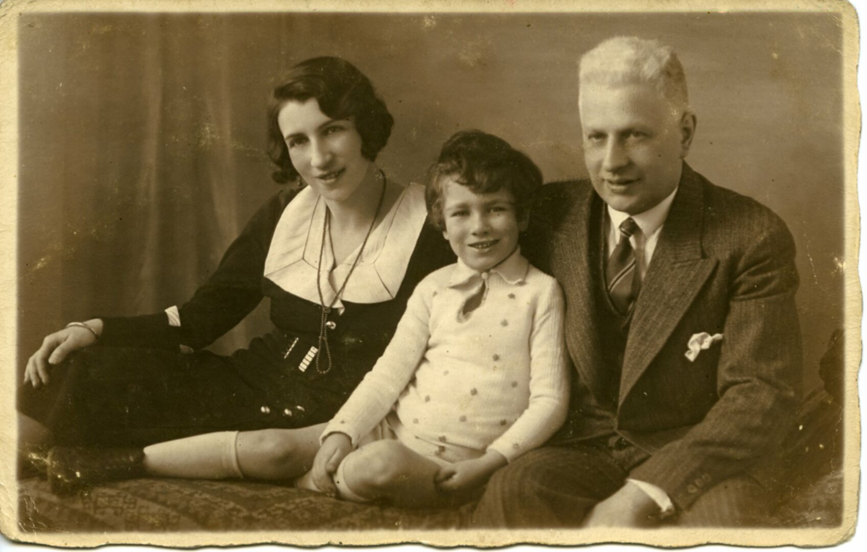 Selma en Leo Silberberg met hun zoontje Helmut, rond 1930