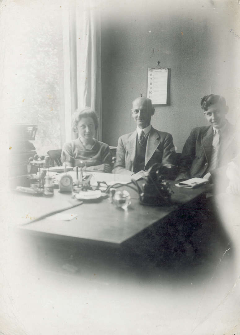 Foto van Miep Gies, Otto Frank en Henk van Beusekom op het kantoor van Opekta, aan Singel 400, Amsterdam, september 1936.