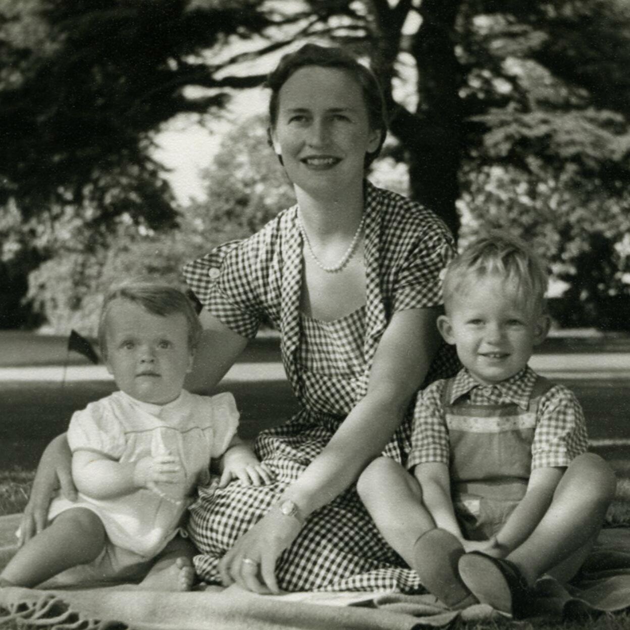 Barbara Mooyaart-Doubleday met haar twee oudste zonen, begin jaren vijftig