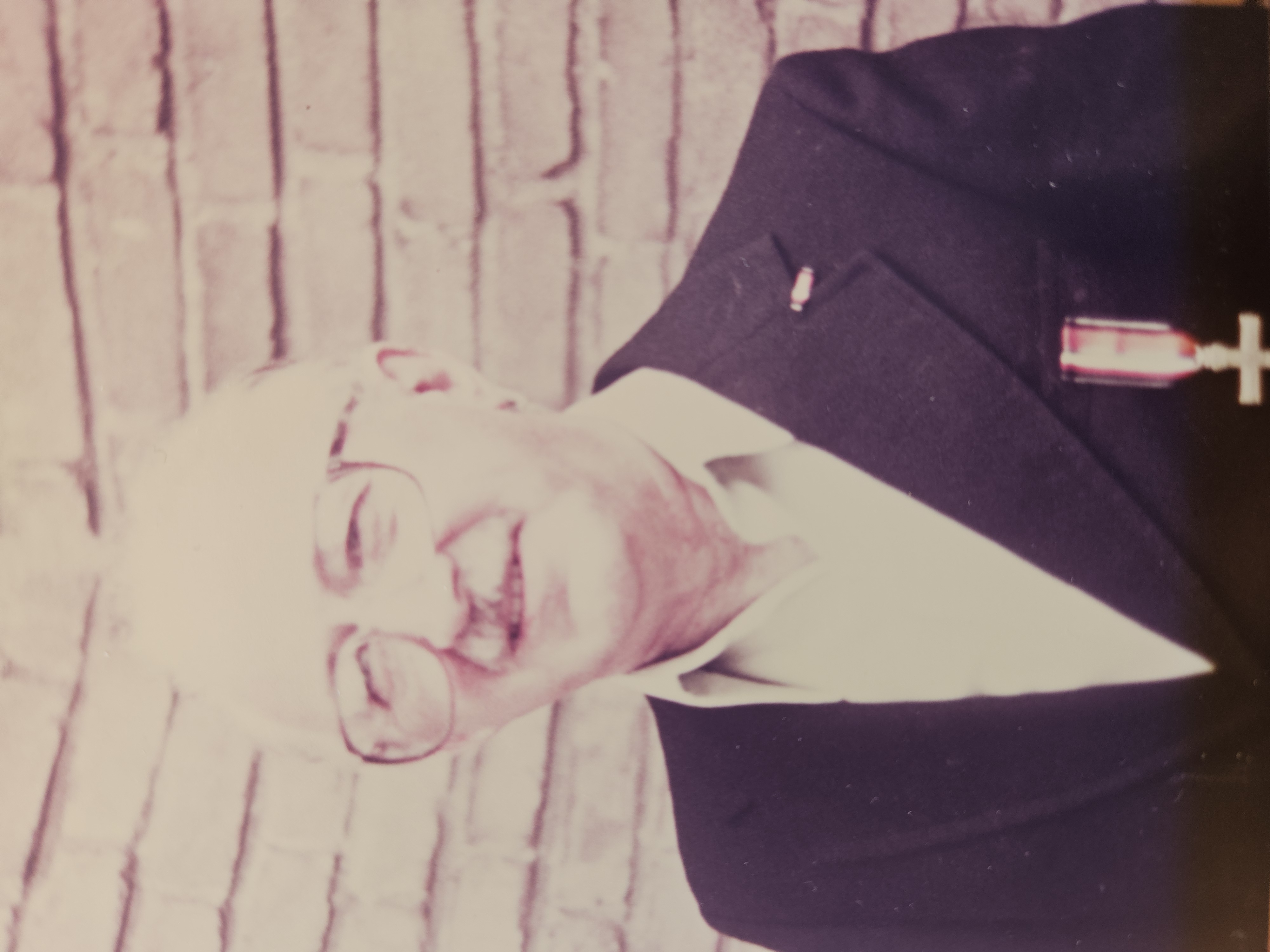 Catharinus met het net ontvangen verzetskruis