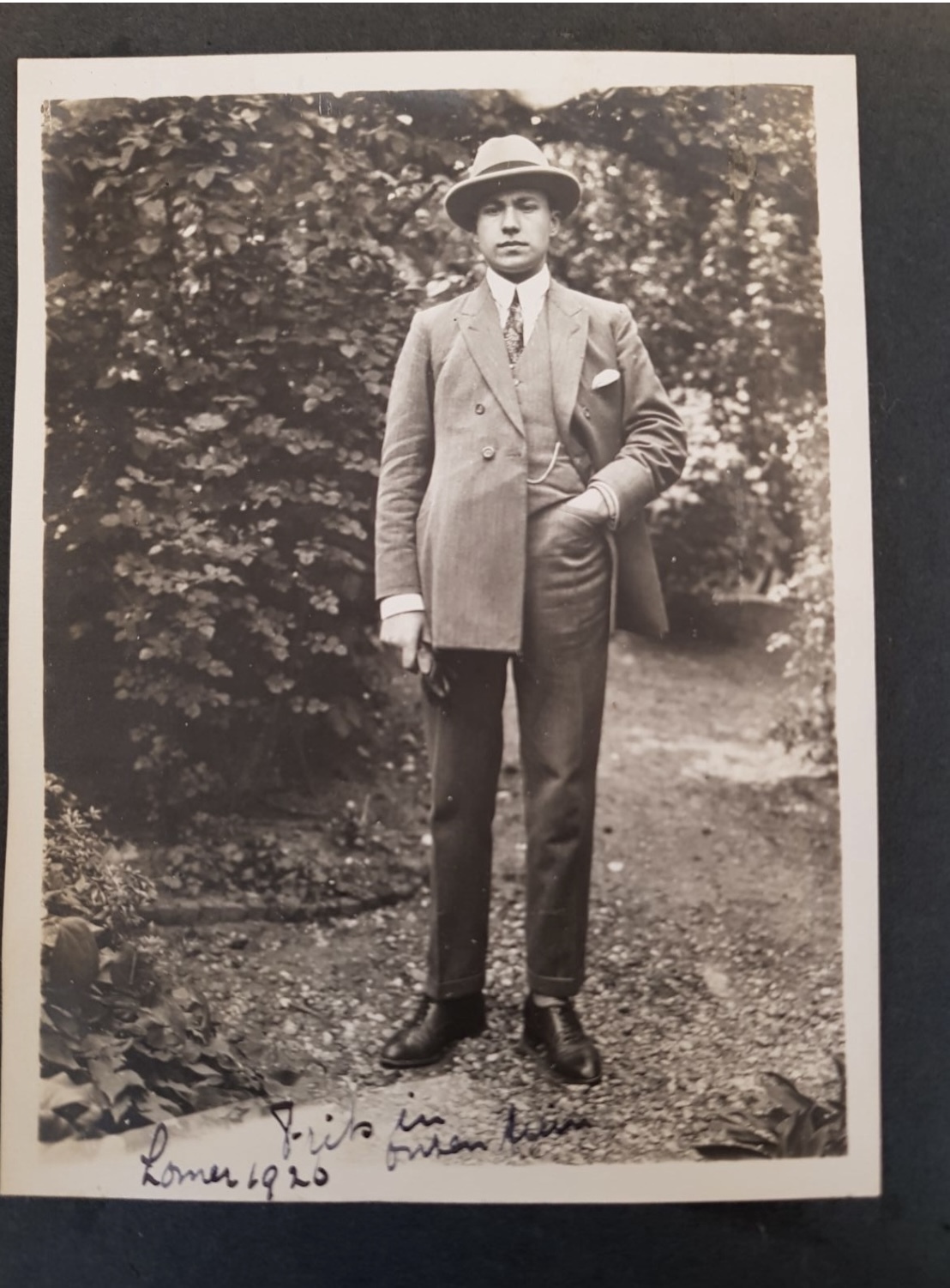 4225233 F 9 B29 4774 8120 9624 E56 B9 B7 B