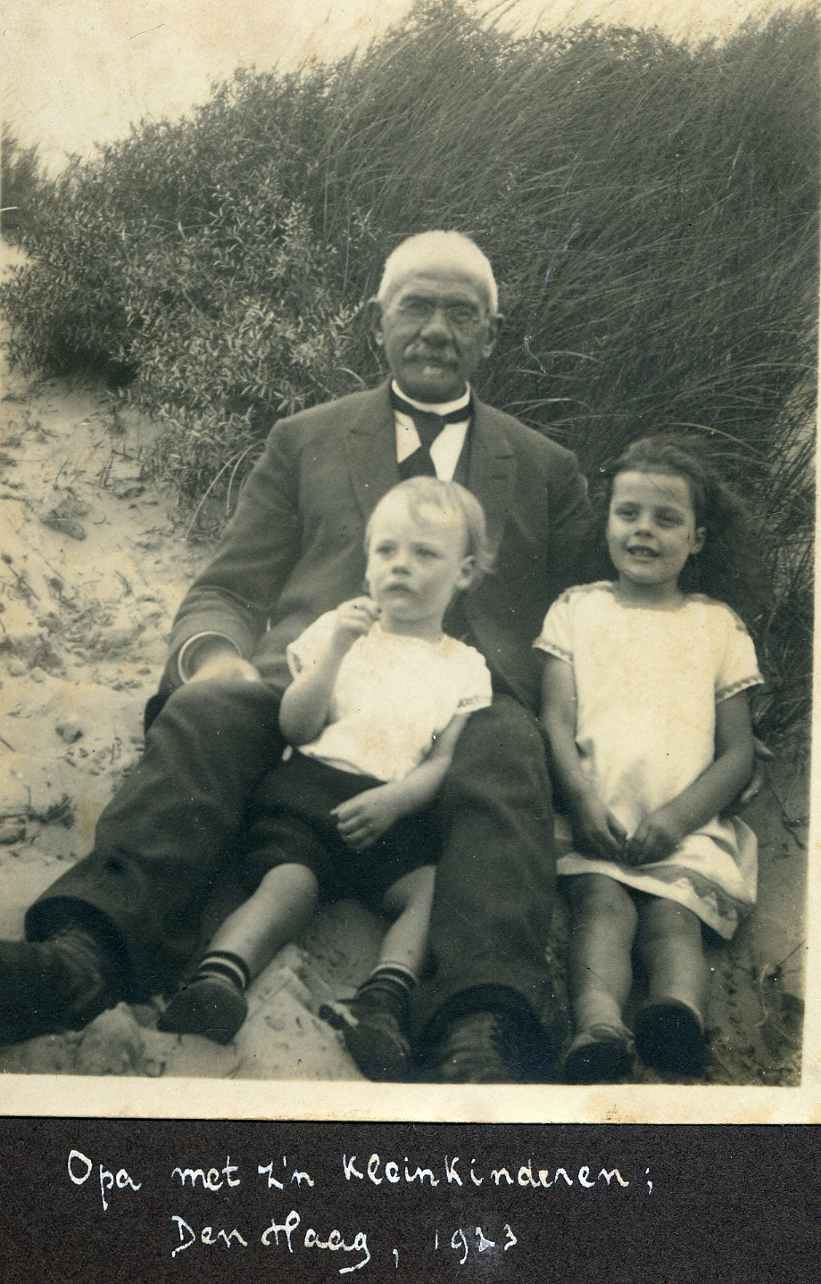 opa Hindrik Frans met kleindochter Lidi en kleinzo