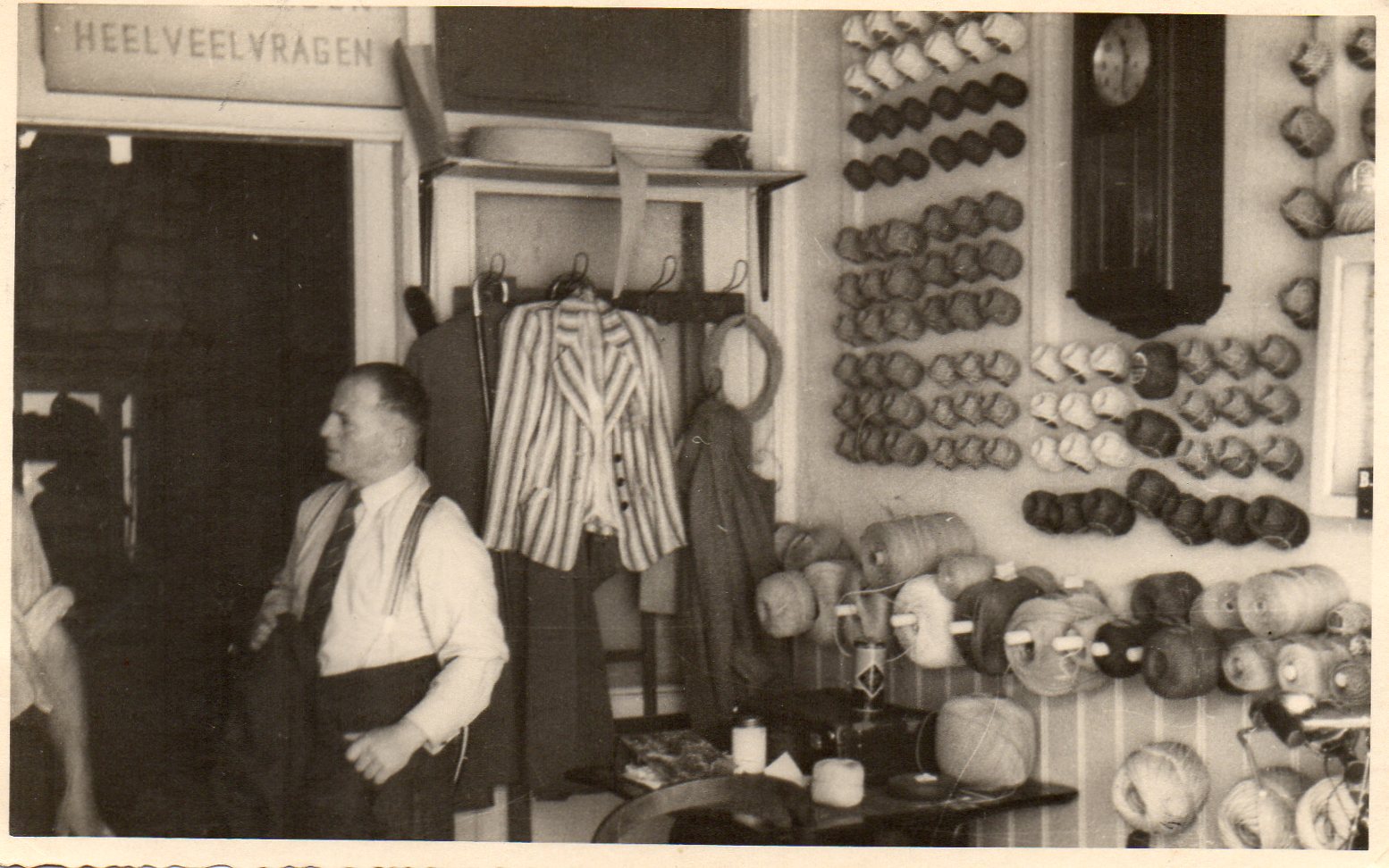 Bruno Schürmann in zijn winkel op de Kalvermarkt t