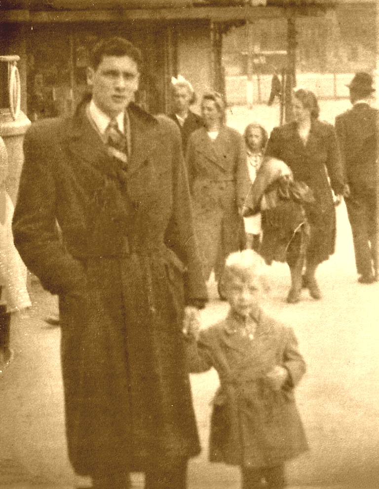 Hans Bachra met Frans Rolvink op het Stationsplein