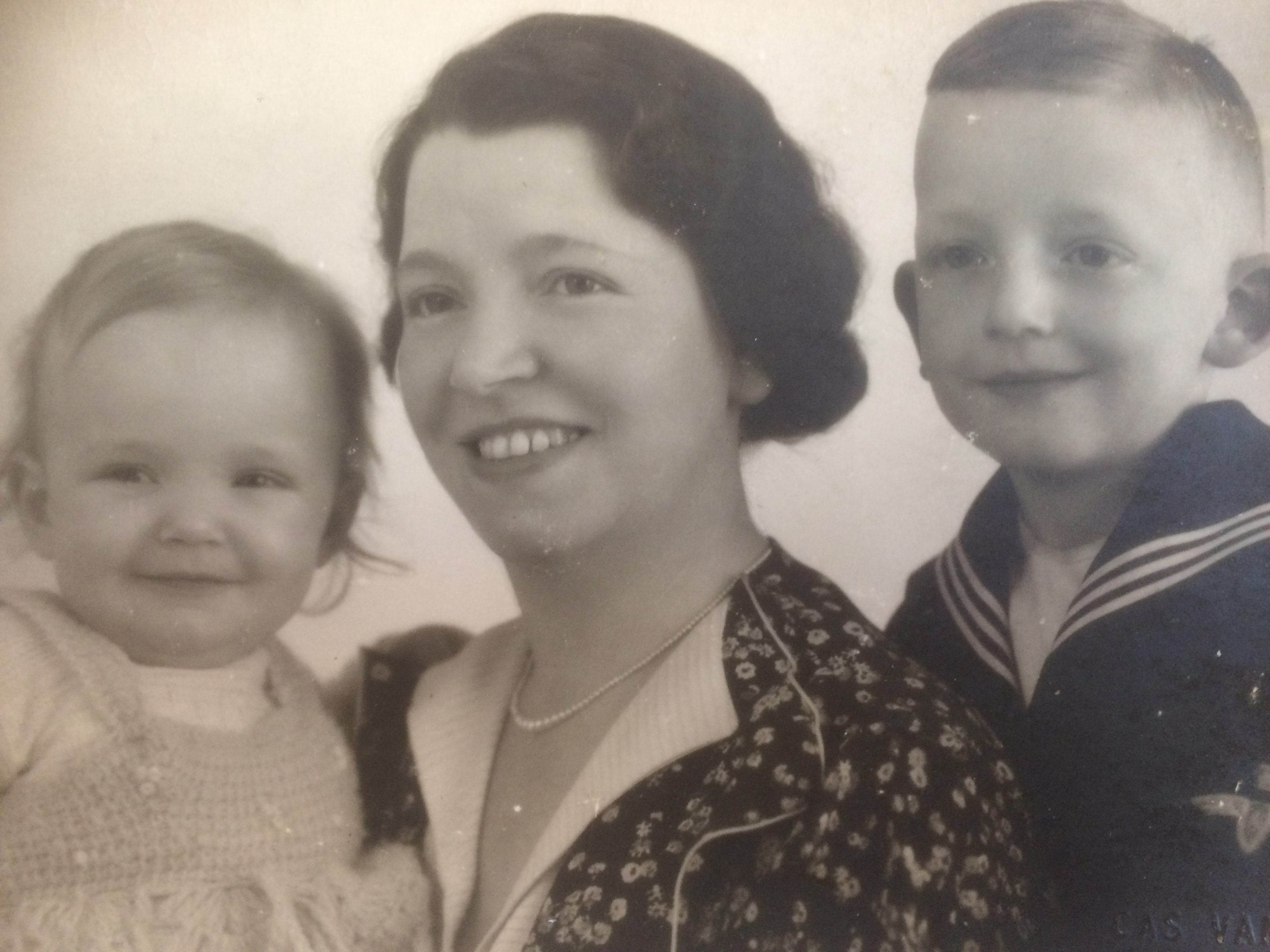 Madeleine Kasten-van Lommen en haar twee kinderen