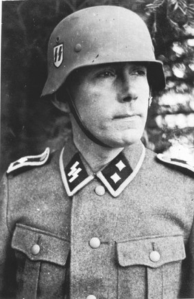 Portretfoto van Ernst Herman van Rappard in Waffen-SS uniform.